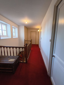 Photo de galerie - Rénovation mur , plafond et boiserie.
dépose de l'ancienne toile murale / enduisage des mur et du plafond / ponçage et mise en peinture des support enduit ainsi que les boiseries.