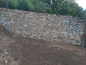 Photo de galerie - Réalisation d'un mur en pierre sèches 
