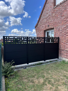 Photo de galerie - Pose d’un claustra aluminium 