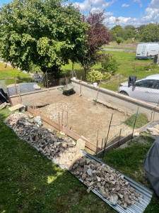 Photo de galerie - Coffrage d’un dalle béton de 22m² avec empierrement.