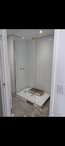 Photo de galerie - Rénovation salle de bain 
remplacement baignoire par une douche 