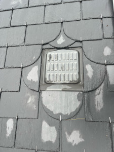 Photo de galerie -  Pose d’une chatière sur toiture en ardoise