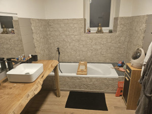Photo de galerie - Salle de bain refaite carrelage ,peinture plan de travail et vasque .pose d'une douche dans cette salle de bain
