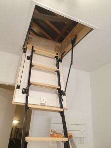 Photo de galerie - Pose d'un escalier pliable et réfection du plafond enduits et peintures mûrs et plafond avec baguettes de finition autour de la trappe