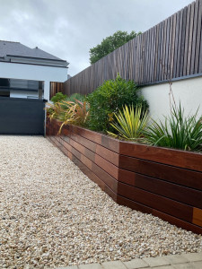 Photo de galerie - Terrasse et clôture en bois, pour un aménagement extérieur.