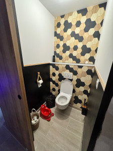Photo de galerie - Création d’un toilette suspendu du Placo jusqu’à la porte coulissante. Tout a été fait par l’entreprise JSNG multiservices.