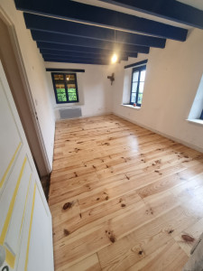 Photo de galerie - Parquet apres poncagr et 3 couches de protection.