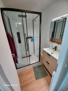 Photo de galerie - Salle de bain 
pose bac a douche et meuble vasque 

