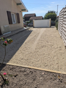 Photo de galerie - Réalisation de cours avec bordure P1 ton pierre plus finissons 2/6 concassé Garonne 