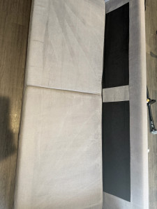 Photo de galerie - Nettoyage en profondeur d’un canapé familial marqué par le quotidien et le passage du chien. Élimination des salissures accumulées pour retrouver un tissu plus propre et rafraîchi. Avec Clinya, redonnez une seconde jeunesse à votre canapé !