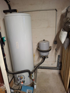 Photo de galerie - Installation d un cumulus avec boucle d eau chaude et vase d expention sanitaire 