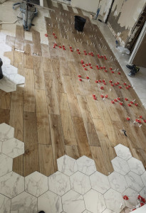 Photo de galerie - Pose de carrelage lame imitation bois / tomette marbré 