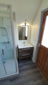 Photo de galerie - Installation d'une cabine de douche, meuble de vasque, luminaire led et miroir.