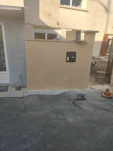 Photo de galerie - Réalisation de travaux de maçonnerie, application d’un enduit de façade, installation d’une boîte aux lettres et pose d’un portail.
