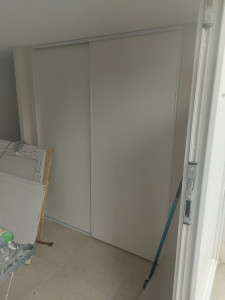 Photo de galerie - Pose porte coulissante pour placard 