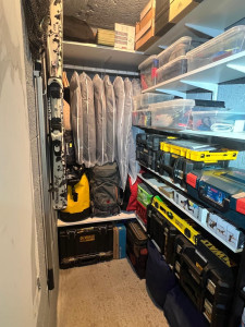 Photo de galerie - Aménagement et optimisation d'un espace de rangement : organisation pour vêtements de saison, outils et équipements sportifs.