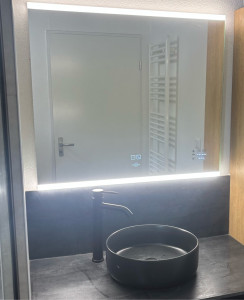 Photo de galerie - Installation d’un miroir de salle de bain connecté 
