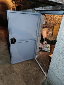 Photo de galerie - Fabrication et pose d'un bloc porte de cave métallique à la place d'une porte bois ancienne 