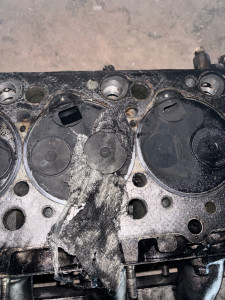 Photo de galerie - Demontage et remplacement d’une culasse suite a un chiffon laissé par le mecanicien de l’ancien propriétaire du vehicule, ce qui a endommagé les soupapes etc…