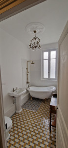 Photo de galerie - Renovation totale d'une salle de bain. 
Mode rétro. 
Plomberie, électricité, sanitaires, peintures, carrelages. 
