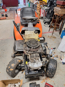 Photo de galerie - Révision motoculture tracteur tondeuse autoporté 
Révision complète HUSQVARNA moteur KOHLER