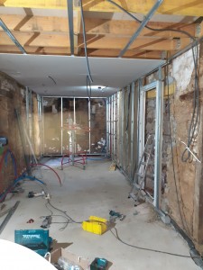 Photo de galerie - Aménagement  de l'ancienne  étable  dalle faux plafond  plomberie  électricité  placo isolation  poses  des fenêtres  