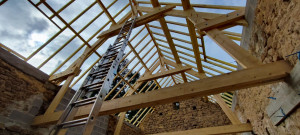 Photo de galerie - Charpente double ferme sur pignon et maçonnerie en pierre, rénovation.