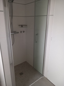 Photo de galerie - Installation d'une porte de douche.