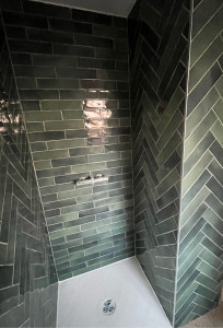Photo de galerie - Rénovation et pose de carrelage dans une douche.