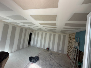 Photo de galerie - Réalisation des bandes à joints sur murs et plafonds en plaques de plâtre, avec finitions soignées et prêtes à poncer