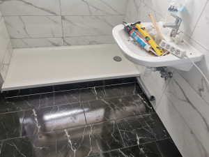 Photo de galerie - Remplacement d'une baignoire par douche ainsi la pose du carrelage et du lavabo 