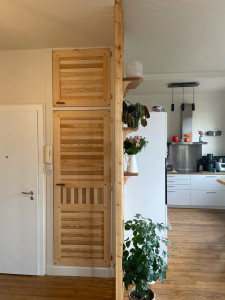 Photo de galerie - Portes en pin sylvestre et frêne, tapots et poignées en noyer.  