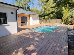Photo de galerie - Pose d'une terrasse d'encadrement de piscine. 
