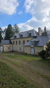 Photo de galerie - Après le traitement, le décapage, le remplacement d’ardoise, les rive en zinc et la résine incolore 