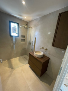 Photo de galerie - Carrelage 90x90, robinetterie encastrée et équipements sanitaires 