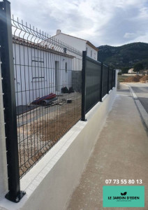 Photo de galerie - Installation d’une clôture ( Panneau soudé + Support béton)