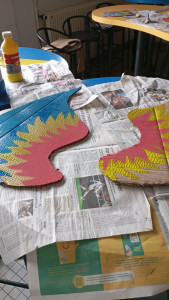 Photo de galerie - Début d'un costume de perroquet fait avec un enfant que je gardais!