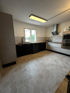 Photo de galerie - Réalisation d’un sol avec carreaux hexagonaux suite à un dégât des eaux.