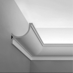 Photo de galerie - Finition soignée d’un plafond avec corniche moderne, peinture blanche satinée pour un rendu propre et lumineux. Travail réalisé avec précision dans une pièce de vie.