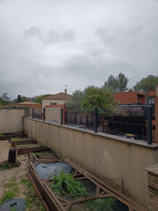 Photo de galerie - Pose clôture rigide/muret avec couvertines 