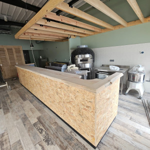 Photo de galerie - Création d'un comptoir pour une pizzeria en pin 