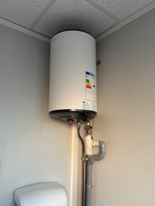 Photo de galerie - Installation ballon d’eau chaude pour petit sanitaire