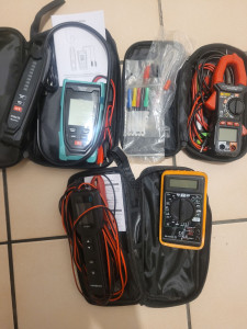 Photo de galerie - équipement de test de circuit électrique qui inclut la pince ampèremétrique le multimètre le testeur de circuit les différentes aiguilles de piquage le traceur de fil et divers schéma électrique utilisé