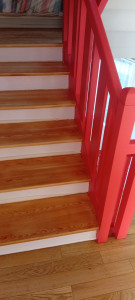 Photo de galerie - Après rénovation parquet mis à nue et vitrifié rampes d'escalier poncé et repeinte 