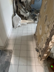 Photo de galerie - Photo illustrant un chantier de démolition en cours, réalisé avec un punch pour un travail précis. Chaque intervention est sécurisée et adaptée aux besoins du client, garantissant un chantier propre et efficace.