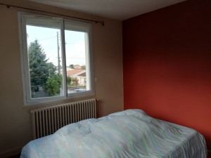 Photo de galerie - Rénovation d'une chambre initialement en gris et bleu (ambiance NY ?) devenue solaire et méditerranéenne en Beige et Terracotta de chez La Seigneurie pour murs, plinthes, porte et radiateur. 