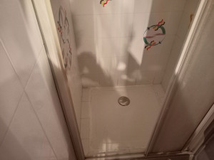 Photo de galerie - Changement de bac à douche. 
D'un receveur avec une grosse pente vers un receveur plat