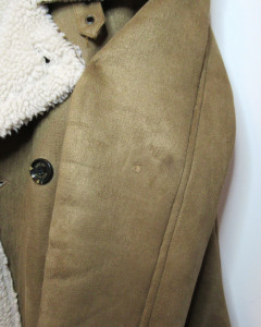 Photo de galerie - Réparation d'un trou sur un manteau en suédine.