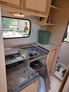 Photo de galerie - Remplacement de frigo Trimix dans une caravane.