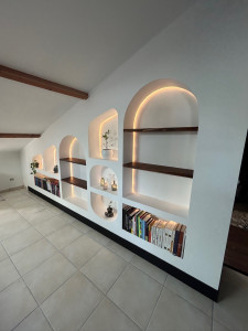 Photo de galerie - Réalisation d’une étagère sur-mesure 